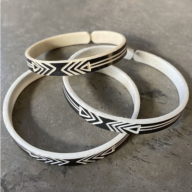omba-himba-geometric-bracelet-black-025_4ba9df3b-8755-4e90-8155-94730c98f3c3_1800x1800.jpeg